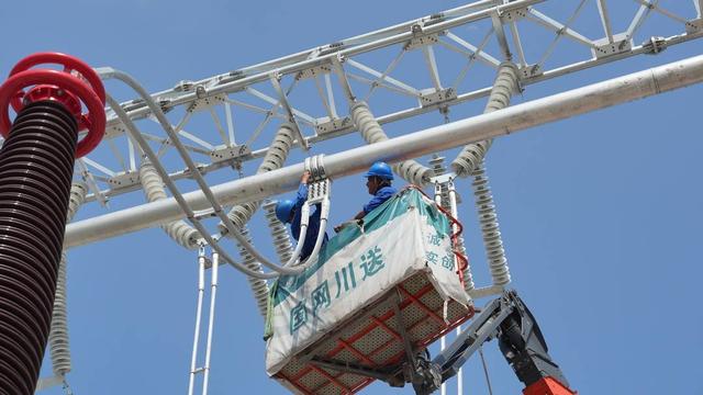 科技赋能城管无人机“高空鹰眼”严查楼顶广告施工安全(图1)